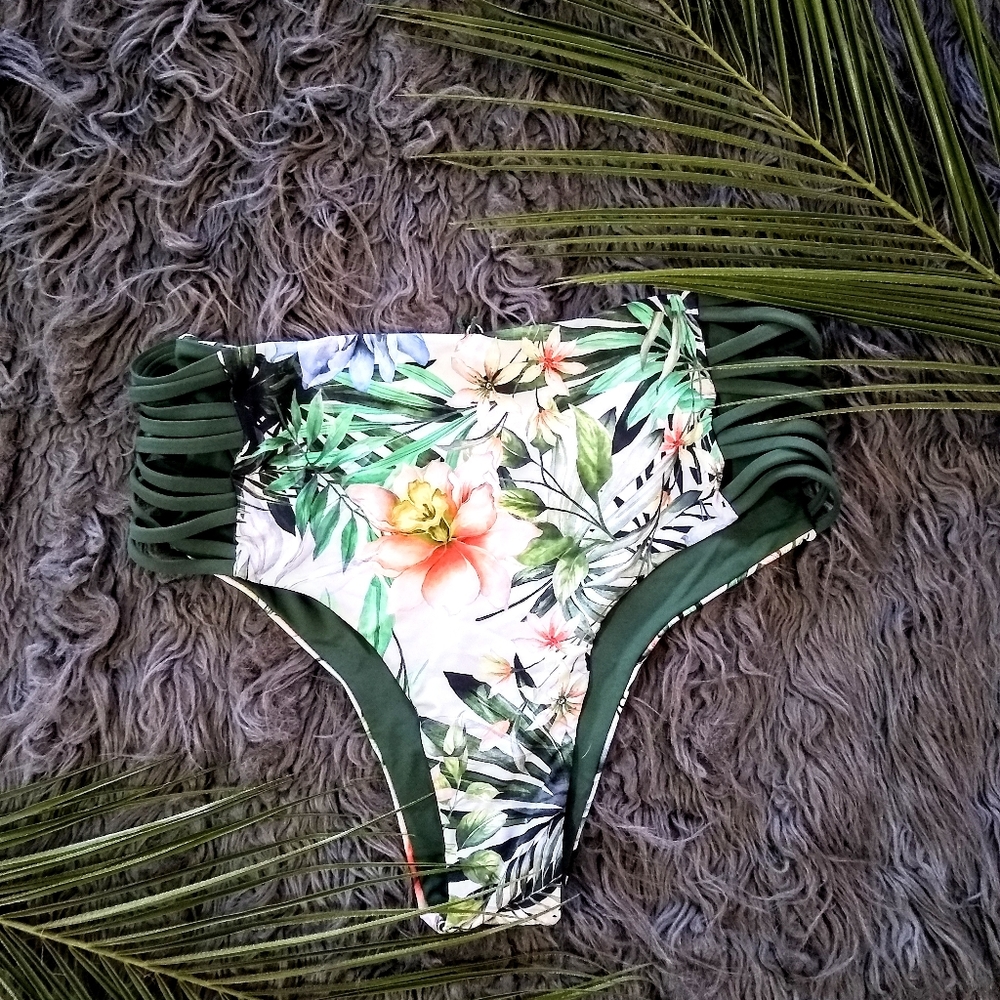 Bikini - Picture 2 of 3